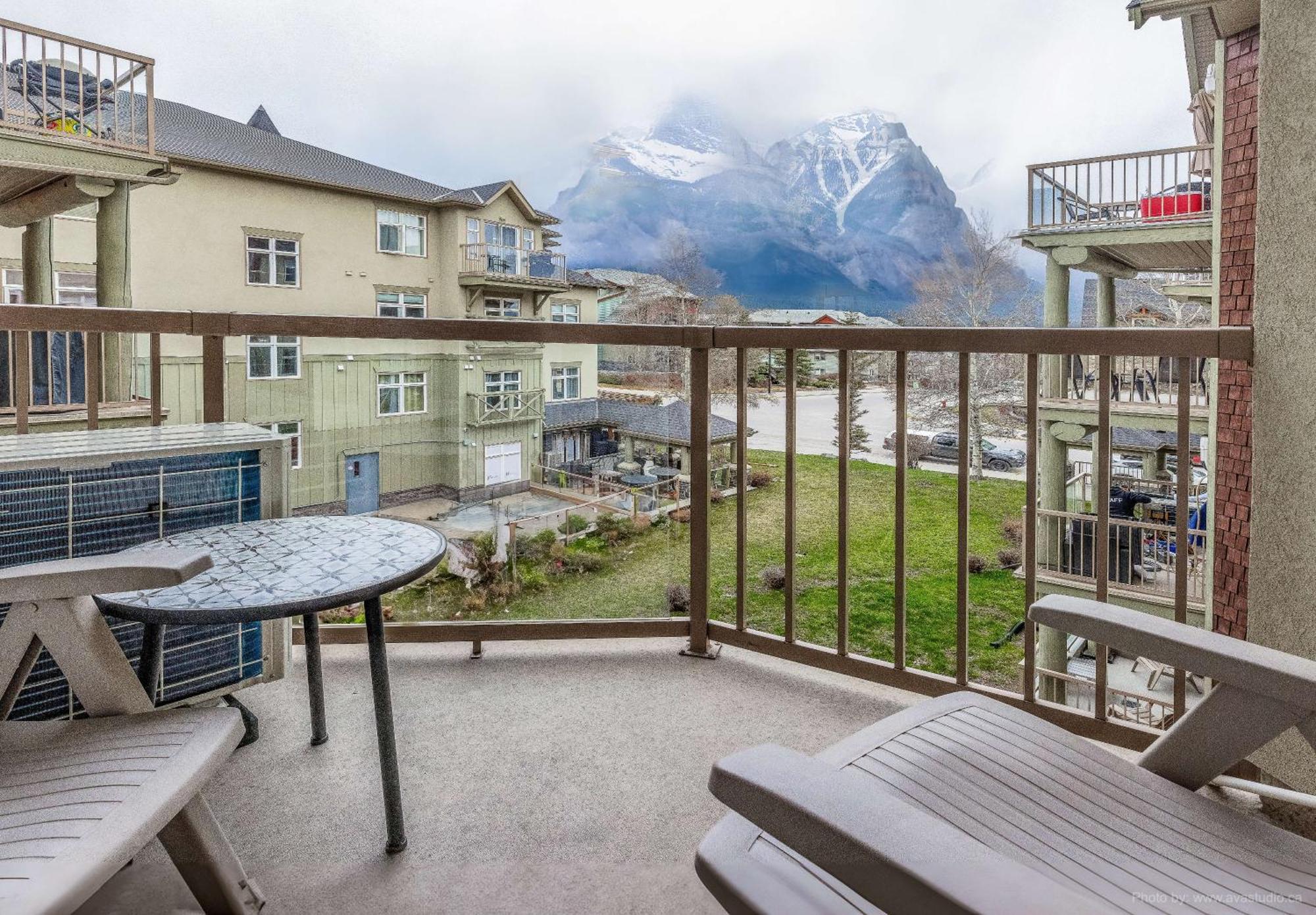 Lovely Mountain View 2 Bedroom Apartment *